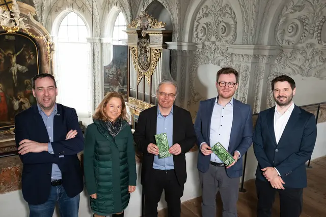 Jahres-PK Innsbrucker Hofmusik. vlnr: Karl C. Berger, Leiter Tiroler Volkskunstmuseum mit Hofkirche, Helene Eller, Prokuristin der Tiroler Landesmuseen, Franz Gratl, Leiter der Musiksammlung der Tiroler Landesmuseen, Marian Polin, Künstlerischer Leiter der Innsbrucker Hofmusik, Andreas Holzmann, wiss. Mitarbeiter der Musiksammlung der Tiroler Landesmuseen. | Foto: © Martin Vandory