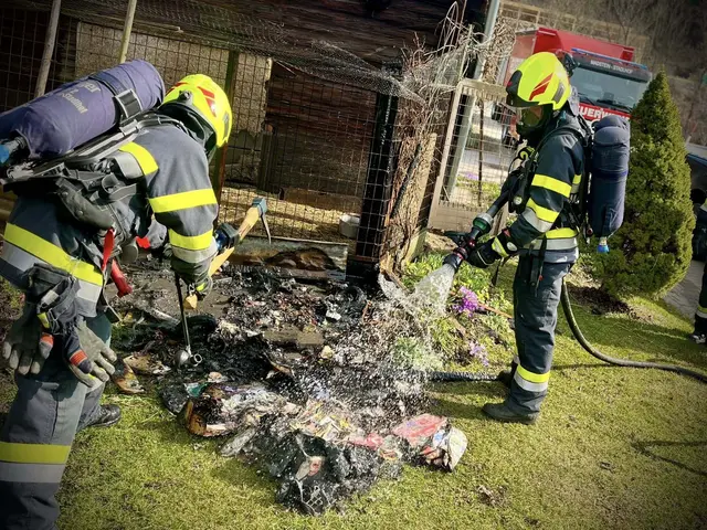 Mittwochvormittag kam es zu einem Brand unmittelbar neben einem Hühnergehege, der auf ein nahegelegenes Wirtschaftsgebäude überzugreifen drohte. | Foto: FF Traboch-Timmersdorf