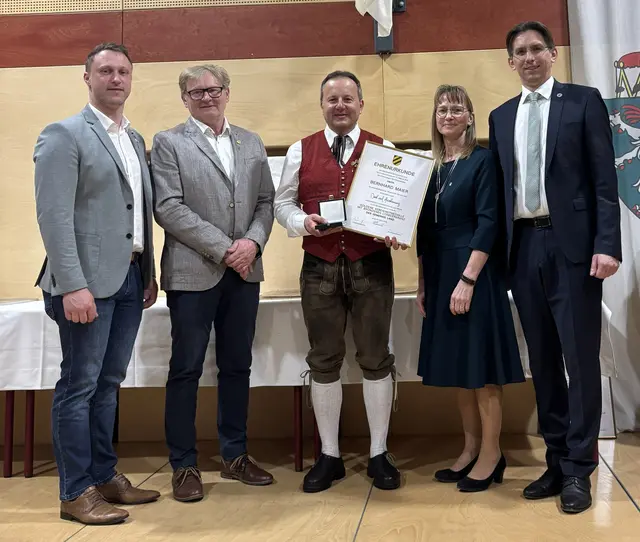 Vzbgm. Martin Größbauer, GR Alois Zettel, Bernhard Maier, GK Monika Hörmann und Bürgermeister Joachim Schnabel (v.l.)  | Foto: Gemeinde