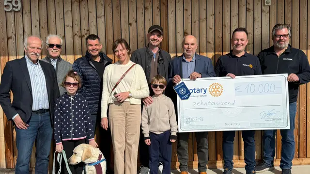 Die Vertreter des Rotaryclubs Voitsberg-Köflach mit Präsident Patric Koch (2. v. l.) übergaben einen Scheck von 10.000 Euro an Linda und ihre Familie. | Foto: Rotaryclub Voitsberg-Köflach