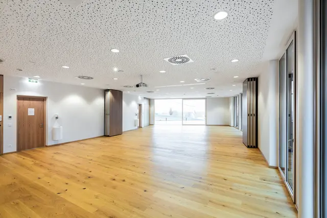 Die Holzböden in den neuen Räumen strahlen viel Wärme aus. | Foto: Hotel &amp; Therme NOVA/Rusk Video