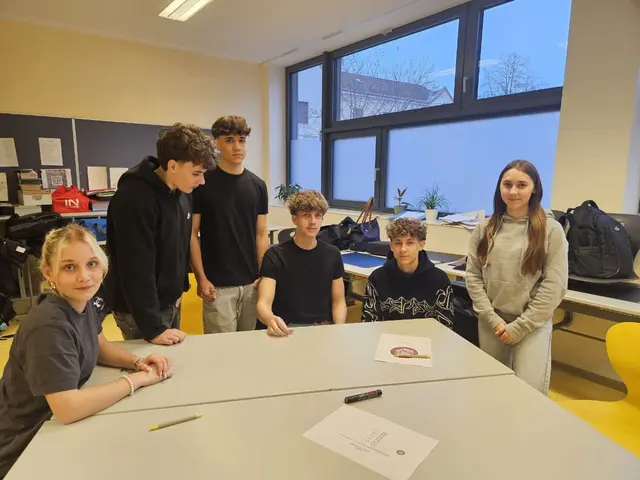 Die Schülerinnen und Schüler versetzen sich in die Lage von Geflüchteten | Foto: Gerhard Luger und Simone Gsell