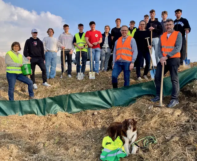 Schüler der vierten AHWIL-Klasse BHAK.HTL.Freistadt mit ihrer Professorin Regina Mittmannsgruber und ihrem Professor Harald Tutsch im Rahmen des Naturwissenschaftlichen Unterrichts den Naturschutzbund Oberösterreich beim Aufstellen eines 250 Meter langen Amphibienschutzzaunes in Selker. Auch der Bürgermeister von Pregarten, Fritz Robeischl und Petra Pimingsdorfer packten kräftig mit an. Ganz vorne im Bild Schul- und Therapiehündin Grace. © H. Kurz