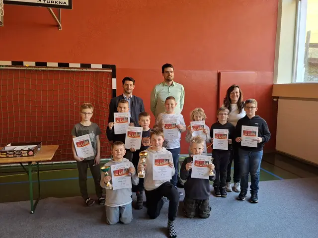 Foto: Foto Rosmarie Gfrerer, im Bild die besten 10 Burschen der Volksschulen mit BM Fabio Pfeifenberger vorne in der Mitte; hinten Bgm. Thomas Kößler, Schiedsrichter Philipp Müller und Schulschach-Referentin Rosmarie Gfrerer
