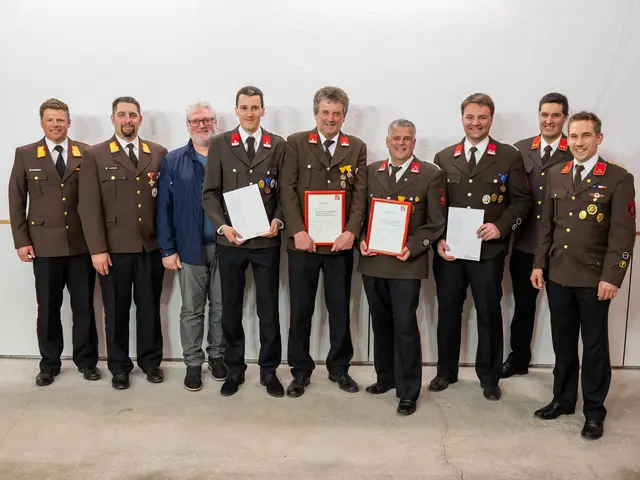 Beförderungen und Ehrung: Hannes Sandbichler (Abschnitts-Feuerwehrkommandant), Sebastian Grandner (Bezirks-Feuerwehrkommandant-Stellvertreter), Helmuth Hehenberger (Vize-Bürgermeister), Lukas Huber (Oberlöschmeister), Georg Stöckl (40 Jahre Mitgliedschaft), Wolfgang Bachler (40 Jahre Mitgliedschaft), Josef Strobl jun. (Hauptlöschmeister), Johann Beihammer jun. (Kommandant-Stellvertreter), Markus Ralser (Kommandant) (v. li.).
 | Foto: Feuerwehr Brixen