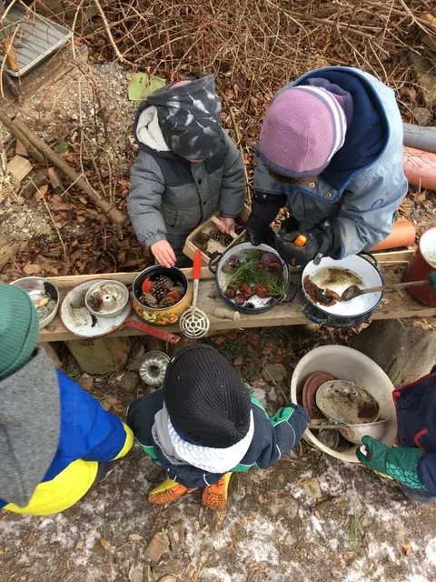Beim "Kochen" mit Wald-Zutaten | Foto: Bianca Schaufler / Waldkindergarten Gablitz