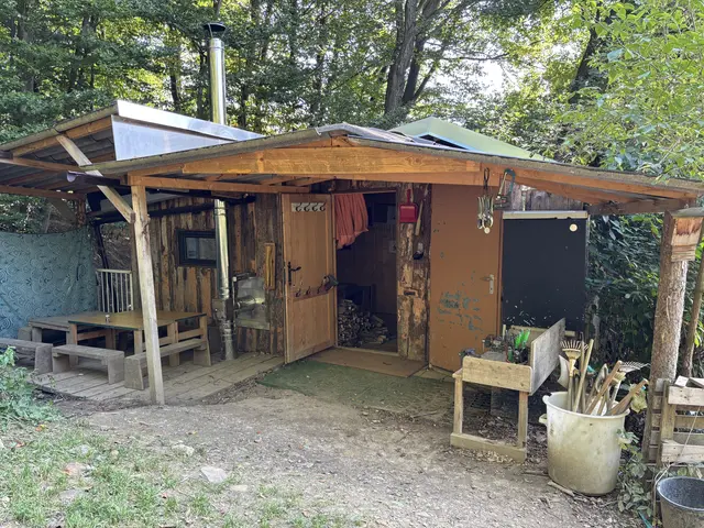 Drei Häuschen gibt es, in denen man sich aufhalten kann und Schutz vor den Witterungen findet | Foto: Lauren Fahrenberger / MeinBezirk