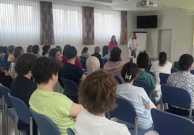 Abteilungsleiterin Gunda Pristauz-Telsnigg und Oberärztin Sandra Rabenstein begrüßen die Mitarbeiterinnen bei der gut besuchten Veranstaltung.
 | Foto: LKH Oststeiermark