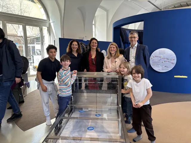 Bei den Mitmach-Stationen der Ausstellung "Donaurauschen und Flussgeflüster" geht so richtig die Post ab – und lernen können die Schulkinder dort auch noch etwas. | Foto: Mathias Kautzky/MeinBezirk