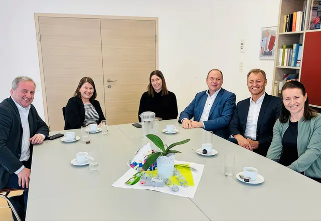 V. l.: NR Michael Hammer, Heimleiterin Eva Mairinger, Christina Weissengruber, LAbg. Josef Rathgeb, Vbgm. Harald Kogler und Gemeindeparteiobfrau Anita Eckerstorfer.

 | Foto: ÖVP UU