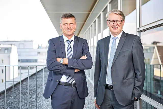 Volksbank Oberösterreich-Vorstandsvorsitzender Richard Ecker und Vorstandsvorsitzender Stellvertreter Andreas Pirkelbauer: Geschäftsjahr 2025 lief besser als geplant.  | Foto:  Mario Riener