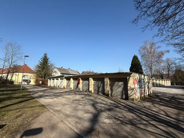 Anstelle der Garagen ist "Am Teich" am Linzer Auberg ein dreigeschoßiges Wohngebäude geplant. | Foto: Linzplus