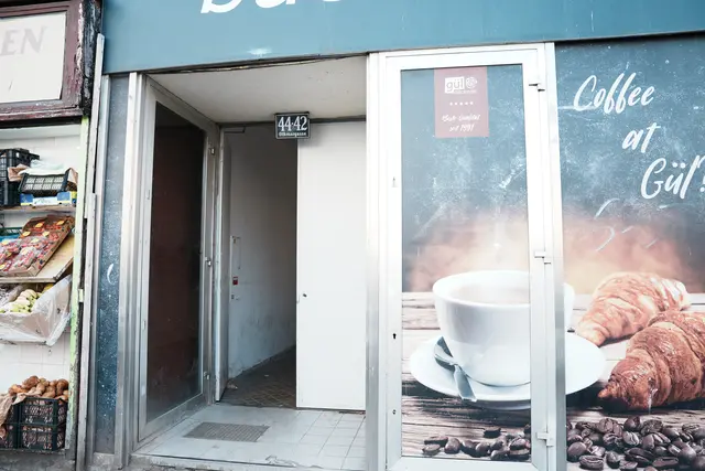 Die Othmargasse 42–44 ist seit mehr als einem Jahr unter Zwangsverwaltung. Was hat sich seitdem getan? | Foto: Sade Jerabek/MeinBezirk