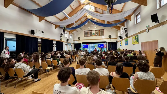 Die Aula der HLUW Yspertal verwandelte sich für einen Tag in eine Bühne für ehrliche Gespräche, Debatten und Austausch. | Foto: Frag das ganze Land“-Schultour.