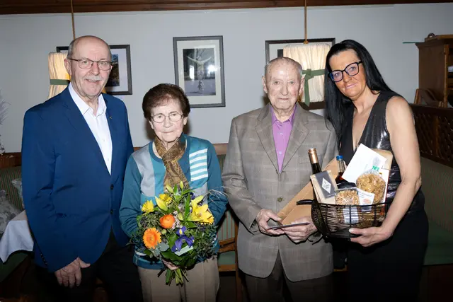  Vizebürgermeister Franz Gallhuber, Luise und Leopold Renz, Gemeinderätin Verena Bernert | Foto: Gemeinde Weinburg