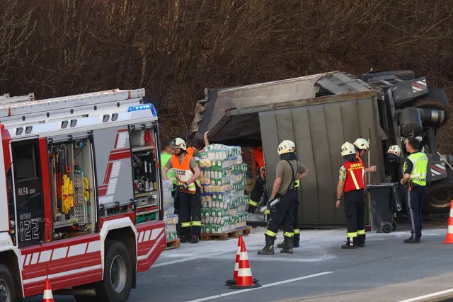 Hunderte Packungen Mehl mussten auf der A1 bei Sipbachzell nach einem Unfall durch die Feuerwehr umgeladen werden. | Foto: laumat.at