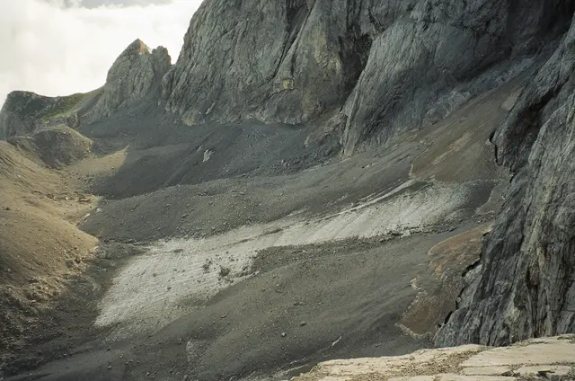 Blick über den schneefreien Eiskargletscher im Hitzesommer 2003, aufgenommen vom Anstieg durch die Obere Kellerwand auf die Kellerspitze | Foto: Gerhard Hohenwarter sen.