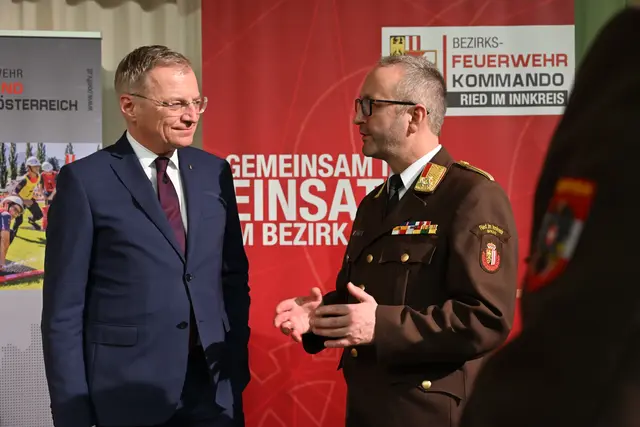 Landeshauptmann Thomas Stelzer und Bezirks-Feuerwehrkommandant Jürgen Hell. | Foto: Flickr