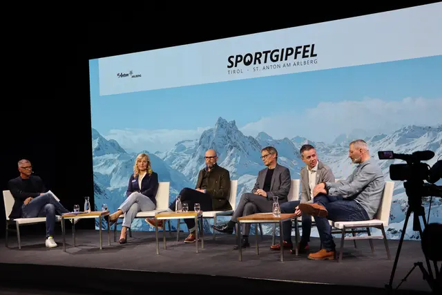 Fred Lentsch, Martina Ertl, Marco Büchel, Oliver Fritz, Florian Phleps und Peter Mall beim Sportgipfel 2025. | Foto: Thomas Seelos