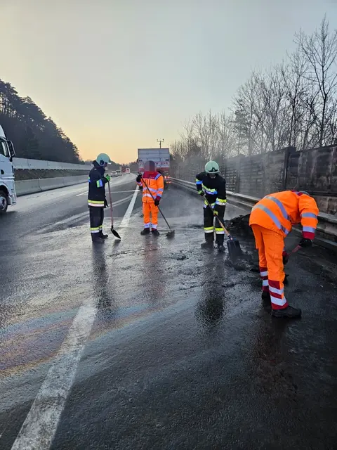 Aufräumarbeiten auf der Autobahn. | Foto: FF Alland
