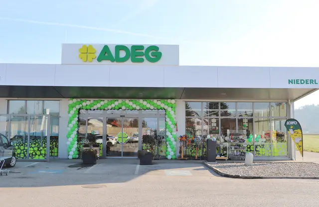 Frisch und im neuen ADEG-Outfit präsentiert sich der frühere Unimarkt in Fernitz-Mellach. Geleitet nunmehr von den selbständigen ADEG-Kaufleuten Silvia und Reinhard Niederl geht die Nahversorgung unter bewährter Leitung und bewährtem Team weiter.  | Foto: Edith Ertl