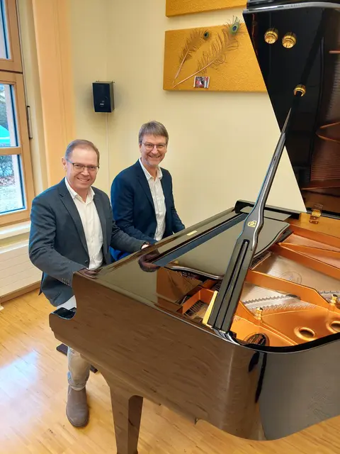 Bürgermeister Karl Buchinger (l.) und Schuldirektor Gerald Karl versuchen sich am neuen Klavier. | Foto: Gemeinde Andorf