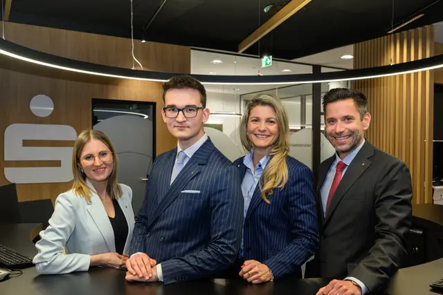 Von links: Anna Schmitsberger (Marktbereichsleiterin-Stv. Linz-Zentralraum Sparkasse OÖ), Nico Reiter (Leiter Sparkasse OÖ-Filiale Quadrill), Janine Kohl-Peterke (Marktbereichsleiterin Linz-Zentralraum Sparkasse OÖ), Manuel Molnar (Vorstandsdirektor Sparkasse OÖ). | Foto: Sparkasse OÖ/W. Kerschbaummayr