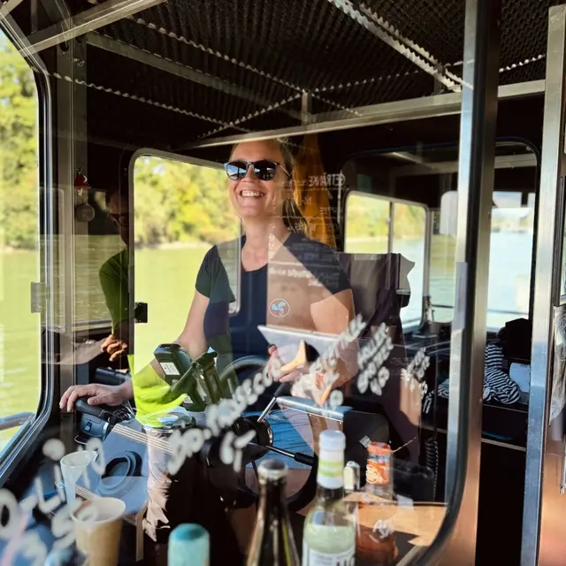 Anna Luger als Kapitänin am Donaubus zwischen Linz und Ottensheim.  | Foto: Thomas Latzel