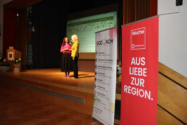 Kathrin Stern interviewt hier Riki Vogl auf der Bühne. | Foto: René Lederer