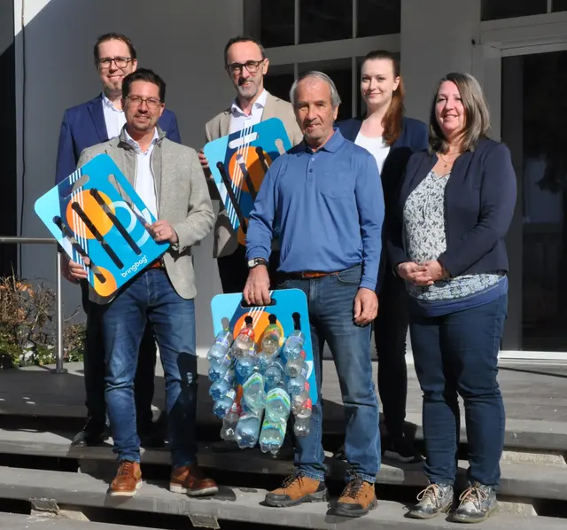 Michael Wolf (Leiter HSEQ), Gernot Glasl (Eigentümer Bringbag), Herbert Decker (Geschäftsführer MFL),   Max Kriechbaum (freiwilliger Mitarbeiter der Caritas), Anna Meier (Nachhaltigkeitsmanagerin) und Tamara Kaltenegger (Regionalkoordinatorin Caritas) | Foto: MFL Liezen