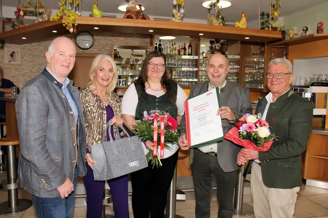 Werner Jost, Riki Vogl, Manfred Prettenthaler und Peter Fließer gratulierten Petra Bäuchel. | Foto: Cescutti