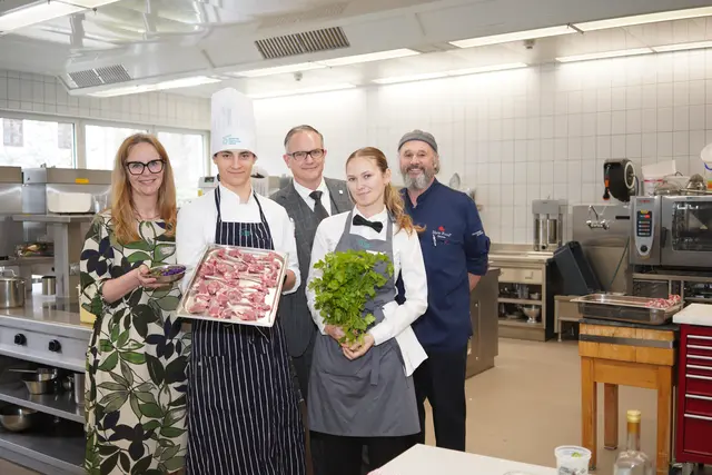 KTS-Direktorin Birgit Pipp, Fachvorstand Raimund Stani und Gottfried Bachler mit Thomas und Emma.
 | Foto: Birgit Gehrke 