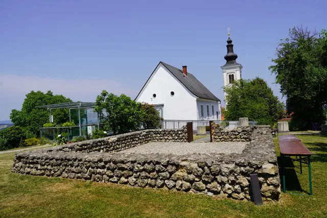 Das Tempelmuseum und dahinter die Wallfahrtskirche am Frauenberg | Foto: MeinBezirk/Simon Michl