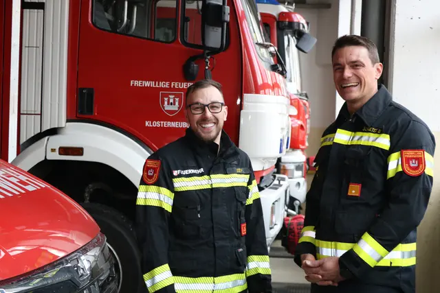 Patrick Jost (links) und Ulrich Schultes sind bereits seit vielen Jahren bei der Feuerwehr Klosterneuburg.  | Foto: MeinBezirk Seebacher