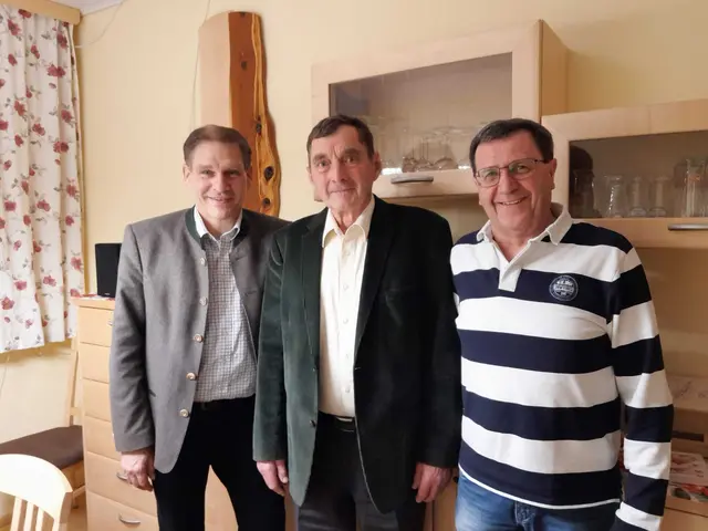 Stadtrat Christian Köberl und Gemeinderat Willibald Pitterle gratulierten Herrn Friedrich Fink (Mitte) zu seinem 70.Geburtstag. | Foto: Stadtgemeinde Hainfeld