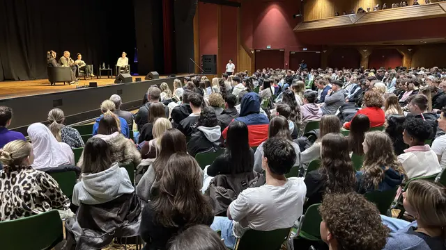 Wolf sprach vor über 500 Schüler/innen der ecoTelfs und B(O)RG Telfs sowie Vertreter:innen von Wirtschaftspartnern und Gemeinde.