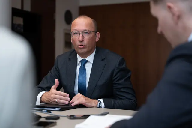 Raiffeisenlandesbank-OÖ-Generaldirektor Reinhard Schwendtbauer: "Der Konsum zieht leicht an, das haben wir schon beim Weihnachtsgeschäft gesehen. Das "Angstsparen", wie es mein Vorgänger treffend genannt hat, geht zurück. " | Foto: MeinBezirk/Thomas Siegl