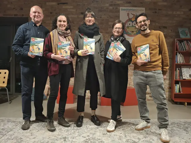 Autor Hannes Wirlinger hat gemeinsam mit den Autorinnen Melanie Laibl und Raffaela Schöbitz das Buch erarbeitet. Grafikdesign kommt von Margit Ehrnstorfer, sowie die Illustrationen von Herwig Holzmann. | Foto: Buchklub