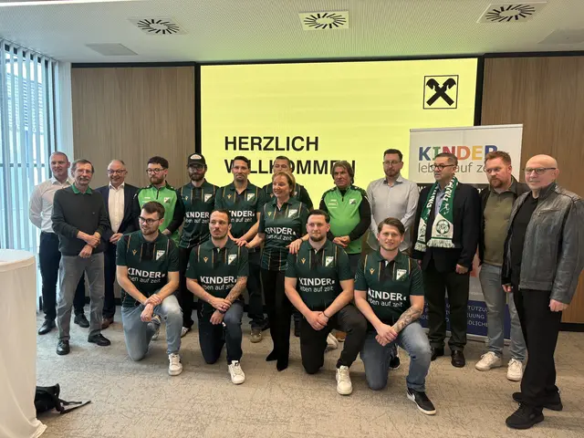 "Kinder. leben auf zeit"-Präsidentin Sylvia Györfy (m.) mit Spielern und Funktionären des SV Straßgangs sowie Vertretern der Raiffeisenbank Straßgang.  | Foto: MeinBezirk/Markus Kropac