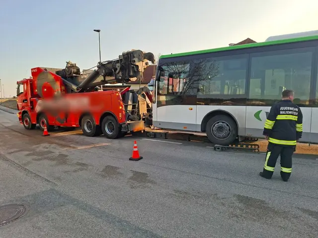 Ein Bergungs-LKW, der einen Linienbus abschleppen wollte, blieb aufgrund eines technischen Gebrechens selbst liegen. | Foto: Freiwillige Feuerwehr Waldenstein