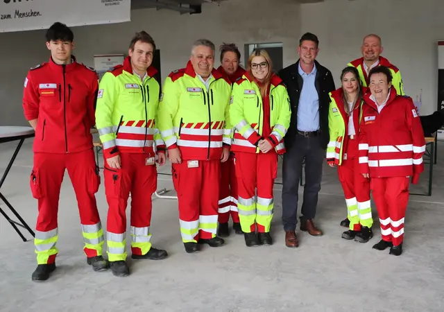 Gratkorns Bgm. Michael Feldgrill setzte sich mit dem Gemeinderat und persönlichem Einsatz ein, damit die Rot Kreuz-Ortsstelle nach dem Auszug bei Sappi weiterhin in Gratkorn bleibt. Das Bild zeigt den Ortschef mit Ehrenamtlichen vom Roten Kreuz. | Foto: Edith Ertl