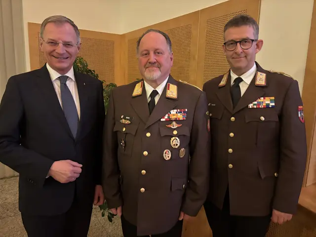 Bezirkskommandant Helmut Berc mit Landeshauptmann Thomas Stelzer (li.) und Feuerwehrpräsident Robert Mayr (re.) | Foto: MeinBezirk/Staudinger
