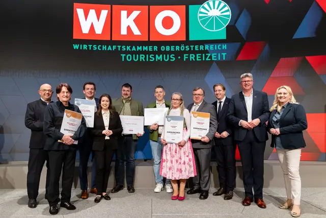 Spartenobmann Gerold Royda, Peter Tassilo Gastberger, Michael Fürtbauer, WKOÖ-Vizepräsidentin Lisa Sigl, Engelbert Ettinger, Christian Bönisch, Alexandra Cassel, Franz Pernkopf, OÖ-Hotellerie-Obmann Michael Nell, Sparten-Geschäftsführer Stefan Praher und WKO Gmunden Bezirksstellenleiterin Sigrid Schuster (v.l.). | Foto: Cityfoto