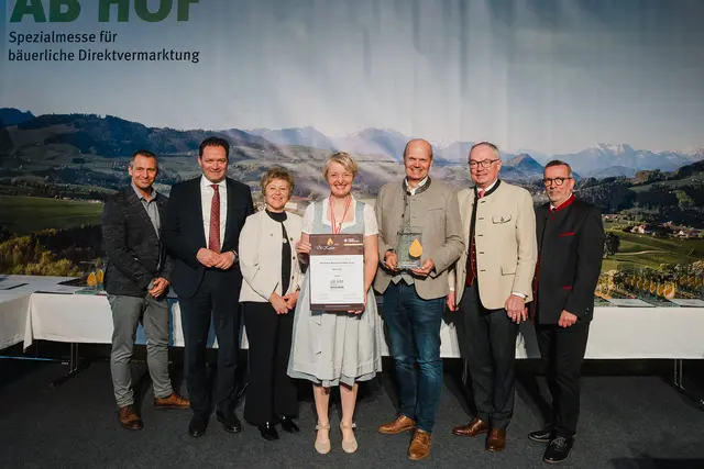 Mostviertler Biokürbishof Metz v.l.: Andreas Koch (Geschäftsführung Messe Wieselburg), Landwirtschaftsminister Norbert Totschnig, Martina Ortner (Gutes vom Bauernhof), Familie Metz, LH-Stellvertreter Stephan Pernkopf, Martin Rogenhofer (Jury-Vorsitzender)  | Foto: Erber David