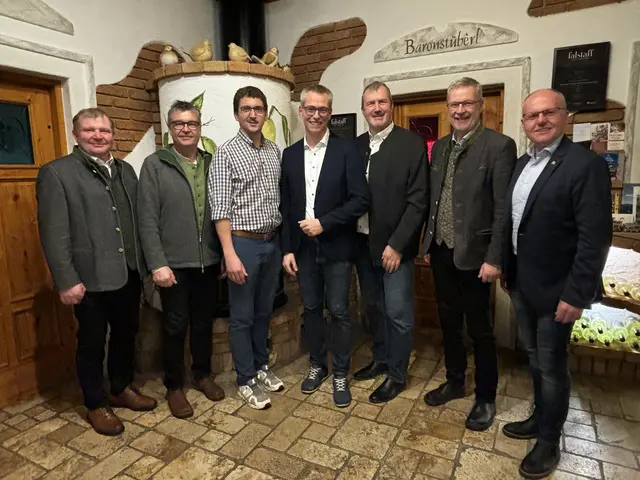 Die Bürgermeister der Kleinregion: Josef Unterberger (Wolfsbach), Josef Forster (Ertl), Thomas Hirsch (Weistrach), Johannes Heuras (St. Peter/Au), Martin Schlöglhofer (Aschbach-Markt), Fritz Hinterleitner (Biberbach), Johann Spreitzer (Seitenstetten) | Foto: Dietl-Schuller