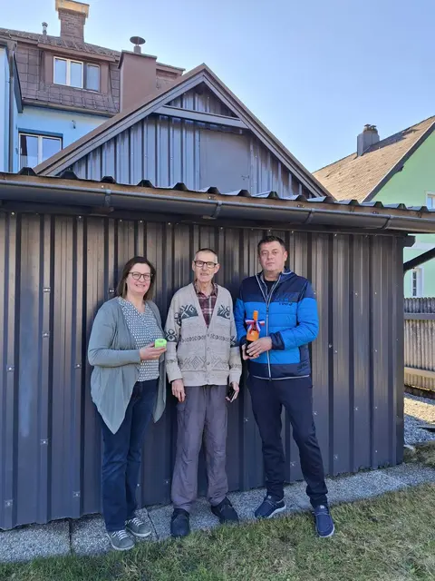 Stadträtin Genovefa Scheibenreiter und Gemeinderat Bernhard Heindl gratulierten Herrn Ewald Vogl zu seinem 70.Geburtstag. | Foto: Stadtgemeinde Hainfeld