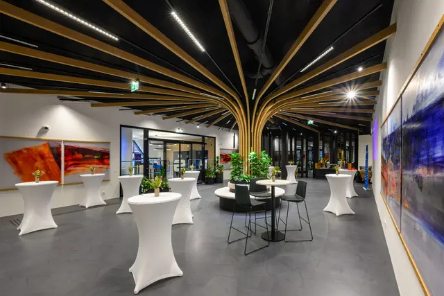 Der Open Space mit der Baumskulptur im Zentrum. | Foto: Sparkasse OÖ/W. Kerschbaummayr