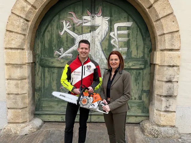 Landesrätin Simone Schmiedtbauer wünscht Markus Buchebner alles Gute für die Forstweltmeisterschaft in Slowenien. | Foto: Land Steiermark