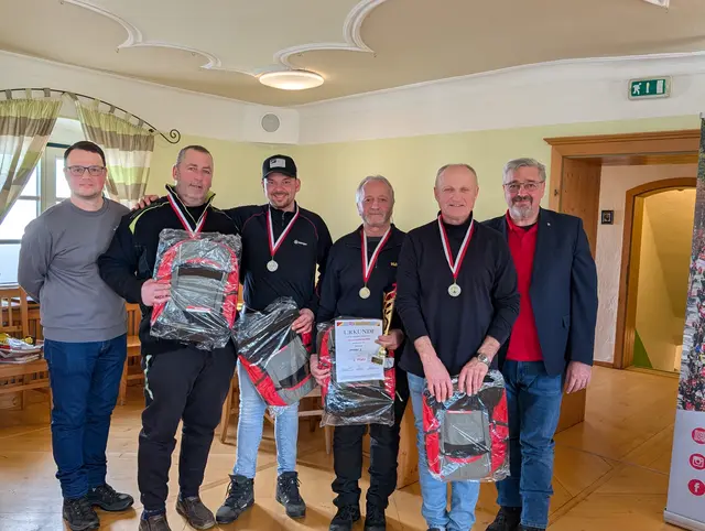 Team Habau mit Josef Affengruber (3. von rechts), rechts AK-OÖ-Präsident Andreas Stangl, links FSG-Regionalsekretär Klaus Pachner. | Foto: FSG Perg