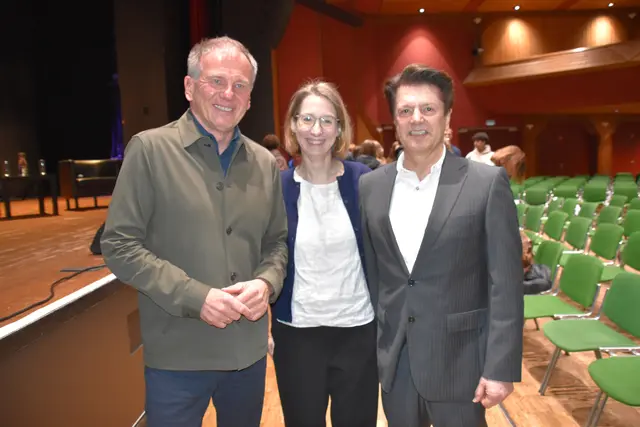 Armin Wolf mit Bettina Larl-Zögernitz und Alois Hörmann, Direktor der ecoTelfs.